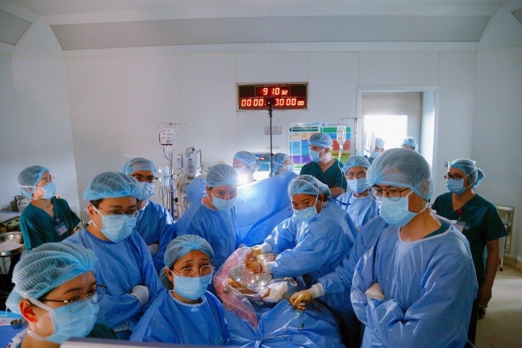 Ê kíp các bác sĩ Bệnh viện Từ Dũ và Bệnh viện Nhi Đồng 1 thực hiện cuộc can thiệp cứu thai nhi