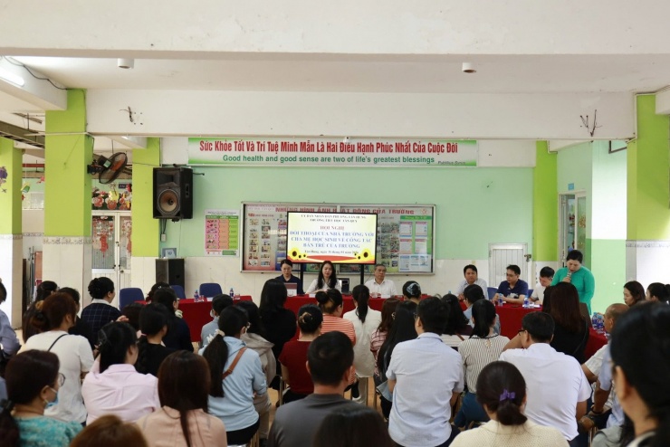 Hơn 40 phụ huynh đối thoại với nhà trường, cơ quan chức năng sau vụ nghi thịt bẩn vào hàng loạt trường. Ảnh: A.N