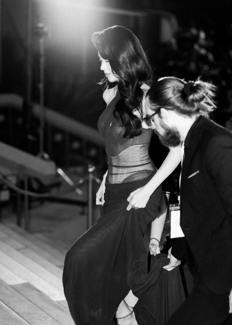 Mới đây, Thanh Thủy đã xuất hiện tại lễ trao giải Làn Sóng Xanh và lựa chọn một thiết kế váy ôm sát cơ thể, sử dụng chất liệu xuyên thấu “nửa kín nửa hở” khoe vẻ quyến rũ.