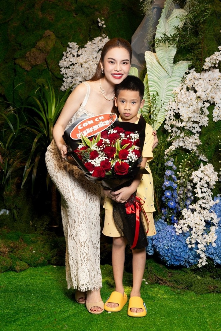 Giang Hồng Ngọc và con trai.