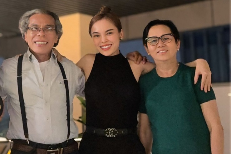 Giang Hồng Ngọc bên cha.