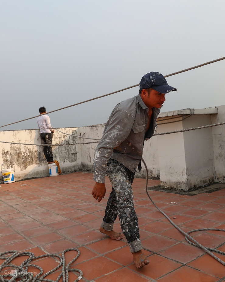 'Người nhện' đu dây trên cao ốc kiếm 800.000 đồng mỗi ngày dịp Tết - 2