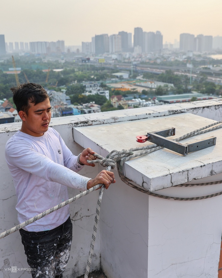 'Người nhện' đu dây trên cao ốc kiếm 800.000 đồng mỗi ngày dịp Tết - 3