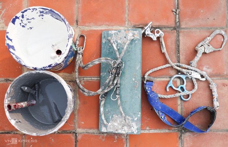 'Người nhện' đu dây trên cao ốc kiếm 800.000 đồng mỗi ngày dịp Tết - 4