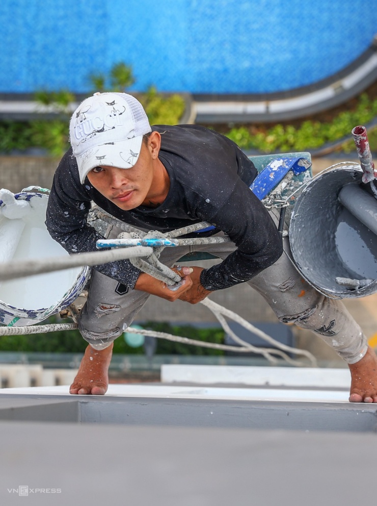 'Người nhện' đu dây trên cao ốc kiếm 800.000 đồng mỗi ngày dịp Tết - 6