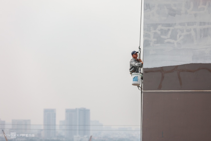 'Người nhện' đu dây trên cao ốc kiếm 800.000 đồng mỗi ngày dịp Tết - 9