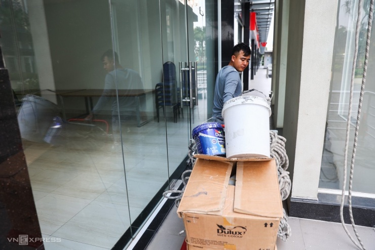 'Người nhện' đu dây trên cao ốc kiếm 800.000 đồng mỗi ngày dịp Tết - 12