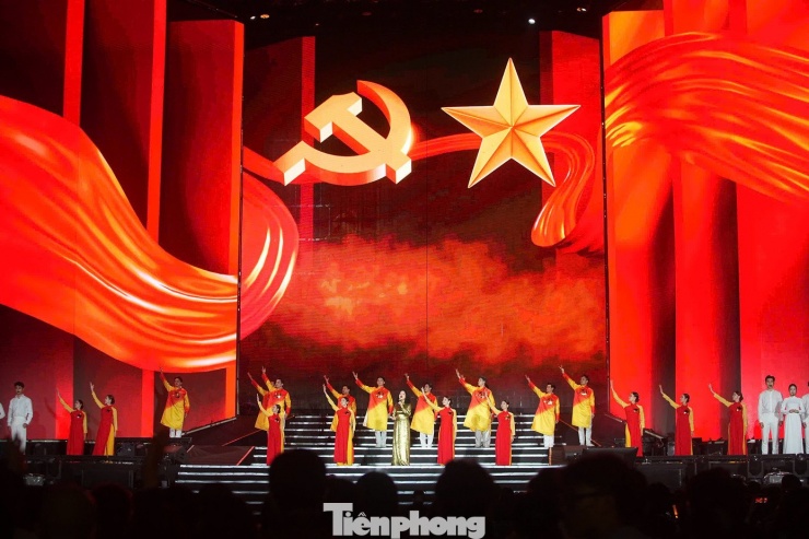 Hòa nhạc ánh sáng chào năm mới 2026 là sự kiện văn hóa - nghệ thuật quy mô lớn nhằm chào mừng thành công của Đại hội đại biểu toàn quốc lần thứ XIV của Đảng, đón chào năm mới Bính Ngọ 2026.