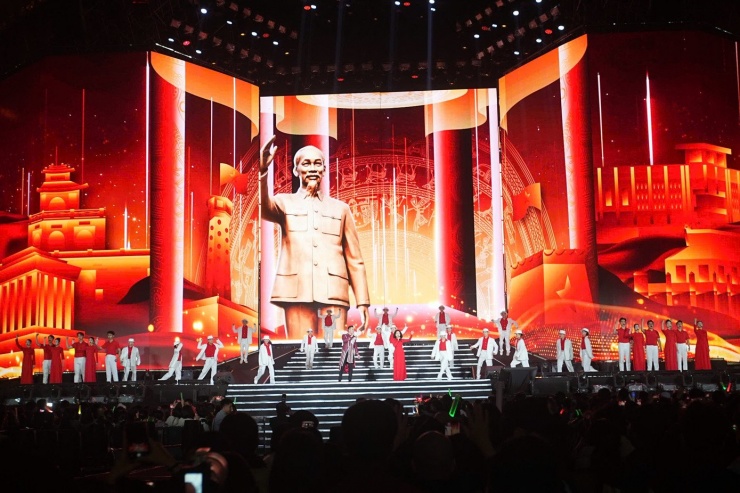 Hoàng Quyên, Đông Hùng trình diễn mở màn bằng chùm ca khúc cách mạng. Đông Hùng thể hiện ca khúc Kỷ nguyên hòa ca do chính anh sáng tác.