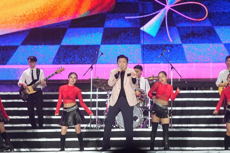 Lam Trường trình diễn hit Katy Katy cùng vũ đoàn và ban nhạc.