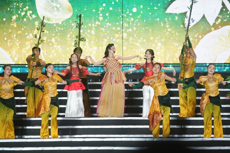 Hòa nhạc ánh sáng diễn ra từ 20h tối 31/1, quy tụ dàn nghệ sĩ gồm Lam Trường, Trúc Nhân, ca nương Kiều Anh, Phương Ly, Quân A.P, Đông Hùng, Hoàng Quyên.