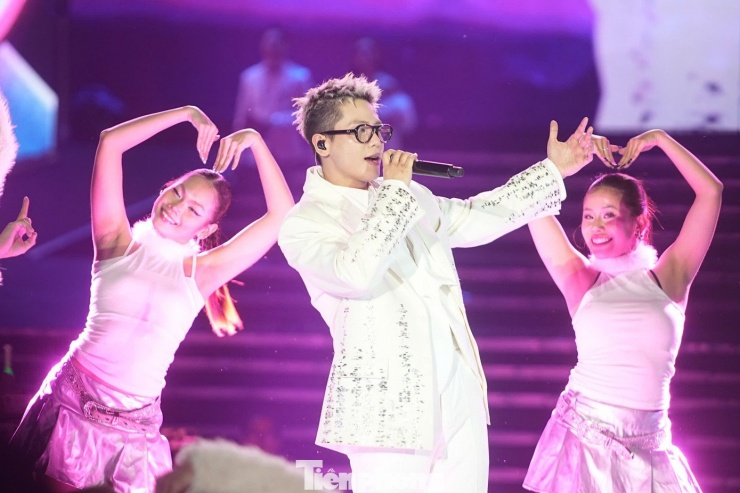 Màn trình diễn sôi động của Quân A.P với bản phối mới của Chiếc khăn gió ấm.