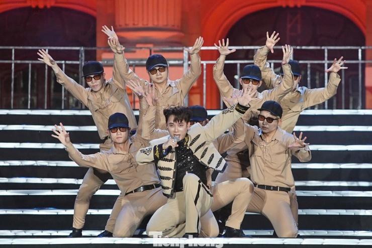 Trúc Nhân đốt cháy sân khấu với Bốn chữ lắm, Vạn sự như ý và Made in Vietnam.