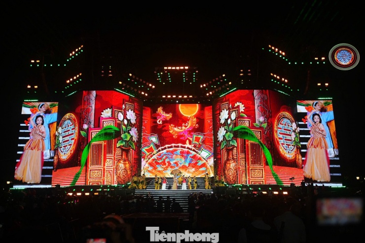 Tổng đạo diễn Đặng Lê Minh Trí biến không gian di sản Nhà hát Lớn trở nên mới lạ nhờ hệ thống LED lưới trượt và công nghệ cẩu trục tự hành 75 tấn. Ban tổ chức cho biết đây là lần đầu khán giả Thủ đô được chứng kiến sân khấu có tính chuyển động cao, các lớp kiến trúc lịch sử như được mở ra để kể câu chuyện về dòng chảy thời gian.