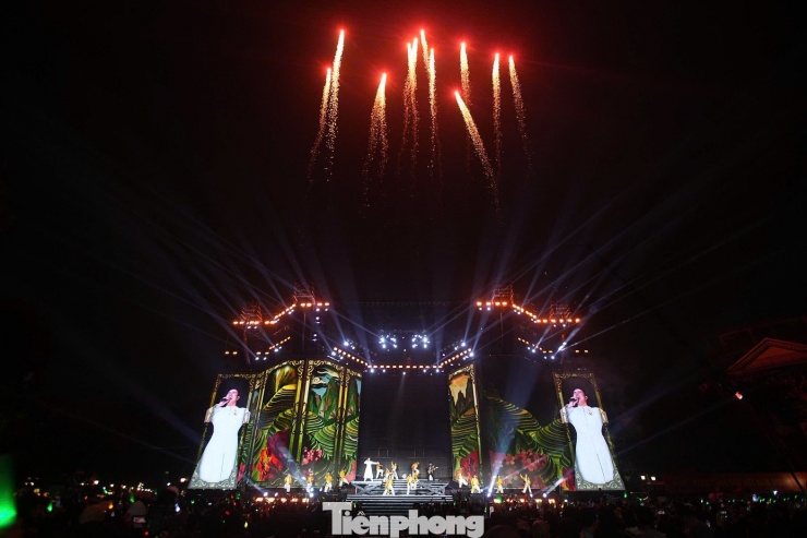 Mãn nhãn màn kết hợp giữa âm nhạc giao hưởng, nhạc trẻ đương đại và công nghệ trình diễn ánh sáng hiện đại ngay trước Nhà hát Lớn.