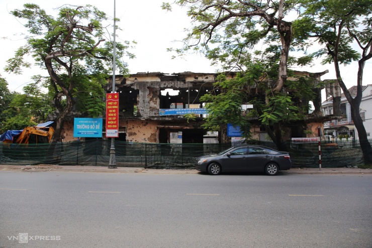 Chống cột thép giữ chứng tích gần thành cổ Quảng Trị - 2