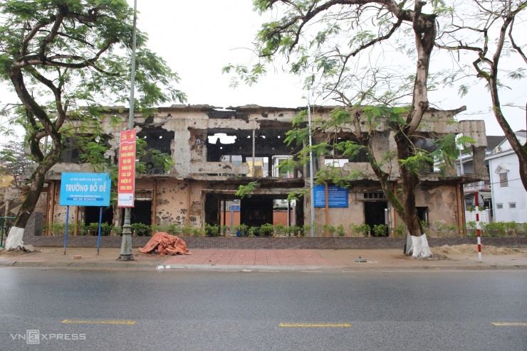 Chống cột thép giữ chứng tích gần thành cổ Quảng Trị - 1