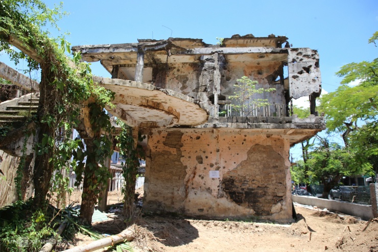 Chống cột thép giữ chứng tích gần thành cổ Quảng Trị - 4