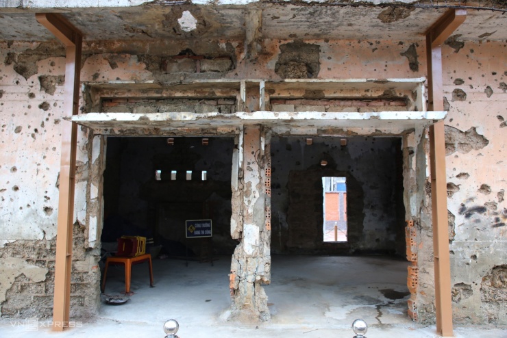 Chống cột thép giữ chứng tích gần thành cổ Quảng Trị - 7