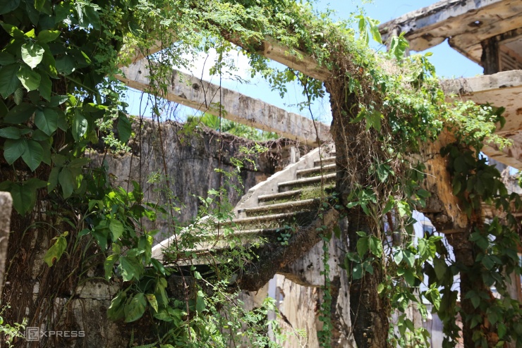 Chống cột thép giữ chứng tích gần thành cổ Quảng Trị - 10