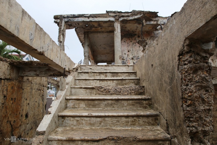 Chống cột thép giữ chứng tích gần thành cổ Quảng Trị - 11