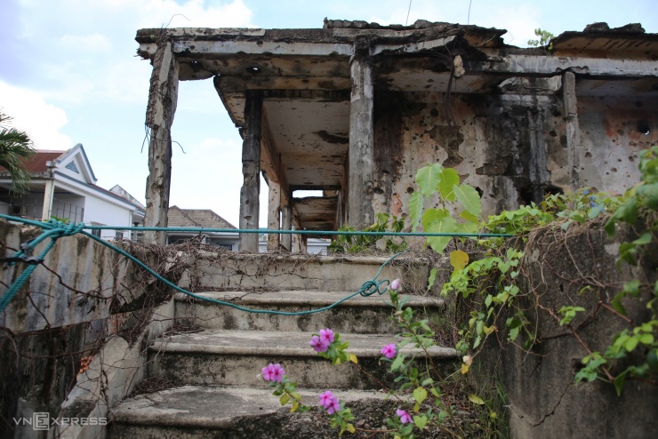 Chống cột thép giữ chứng tích gần thành cổ Quảng Trị - 12