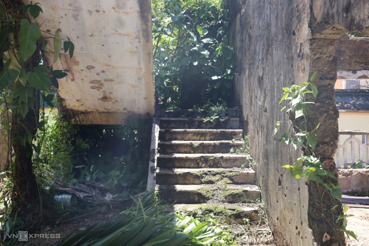 Chống cột thép giữ chứng tích gần thành cổ Quảng Trị - 14