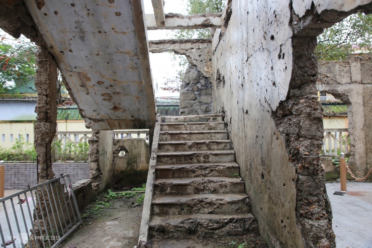 Chống cột thép giữ chứng tích gần thành cổ Quảng Trị - 13