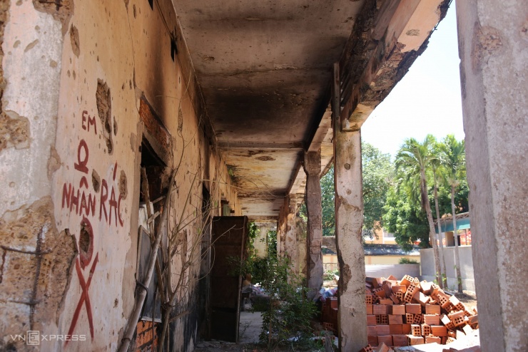 Chống cột thép giữ chứng tích gần thành cổ Quảng Trị - 18