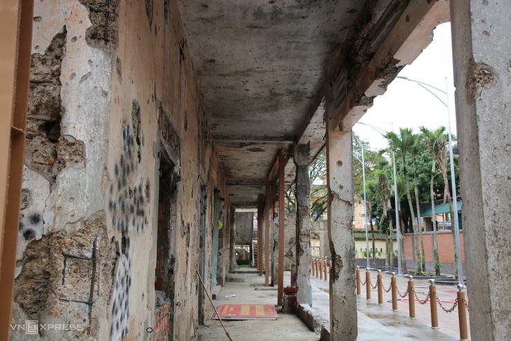 Chống cột thép giữ chứng tích gần thành cổ Quảng Trị - 17