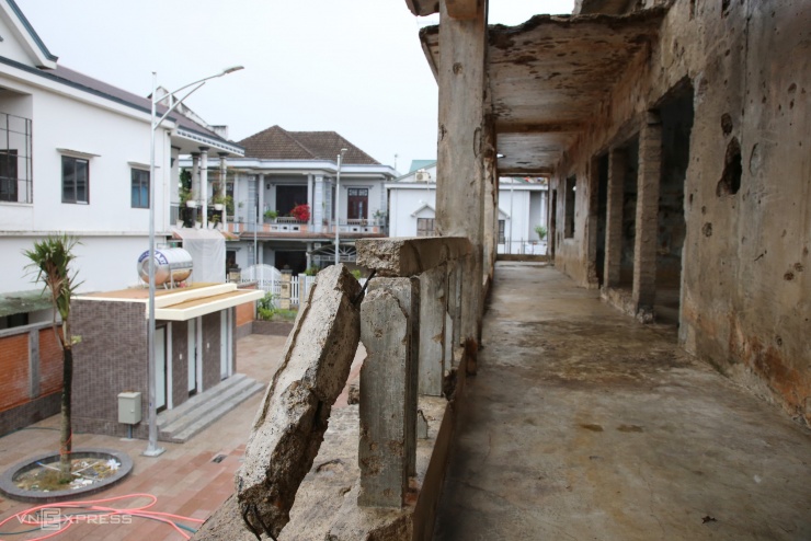 Chống cột thép giữ chứng tích gần thành cổ Quảng Trị - 19