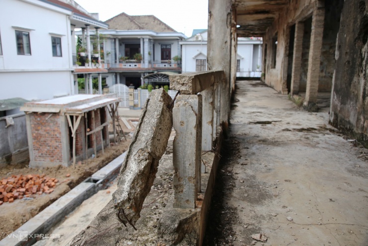 Chống cột thép giữ chứng tích gần thành cổ Quảng Trị - 20