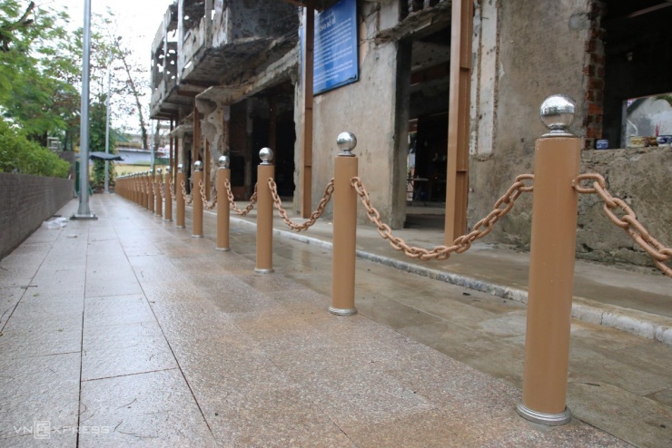 Chống cột thép giữ chứng tích gần thành cổ Quảng Trị - 21