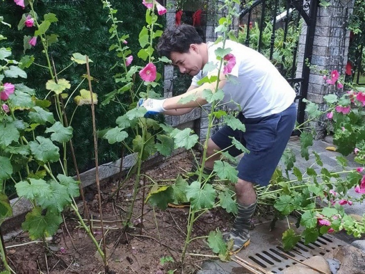 Nam nghệ sĩ từng chia sẻ, với anh, gia đình là “bến đỗ bình yên” sau mọi áp lực công việc. Dù bận rộn đến đâu, anh vẫn cố gắng sắp xếp thời gian để ở bên vợ con, lắng nghe và thấu hiểu các con trong từng giai đoạn trưởng thành.