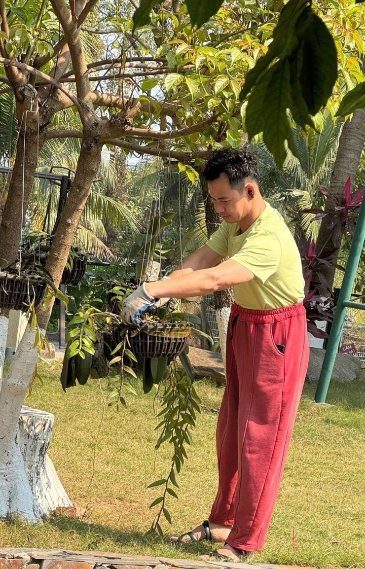 Trên trang cá nhân, NSND nhiều lần chia sẻ hình ảnh cùng các con trồng rau, chăm hoa, dọn dẹp sân vườn hay thu hoạch những thành quả nhỏ sau thời gian vun trồng.