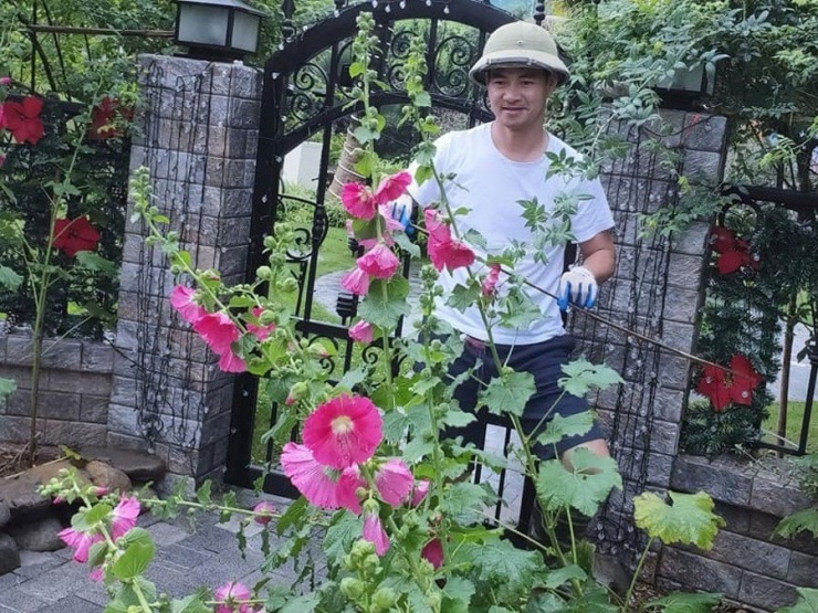 Khu vườn không chỉ là nơi thư giãn sau những giờ làm việc căng thẳng, mà còn là “lớp học đặc biệt” để anh dạy các con về giá trị lao động, sự kiên nhẫn và tinh thần tự lập. Từ việc xách nước tưới cây, nhổ cỏ đến thu gom lá rụng, mọi việc đều được anh hướng dẫn tỉ mỉ, nhẹ nhàng.