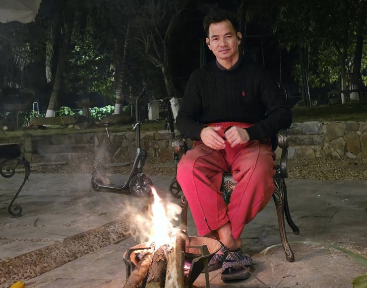 Anh không chạy theo sự phô trương mà chọn cách sống cân bằng: hết mình với nghệ thuật, trách nhiệm với công việc và trọn vẹn với gia đình. Những bữa cơm ấm cúng, khu vườn xanh mát hay tiếng cười của các con chính là liều thuốc giúp anh giữ được năng lượng tích cực.