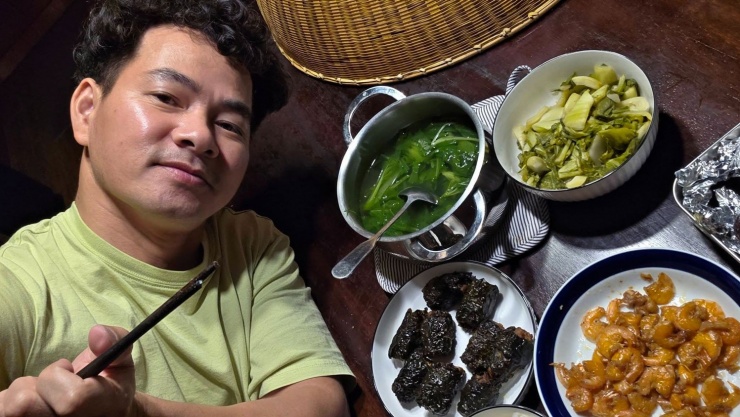 Giữ vị trí quản lý quan trọng vẫn duy trì nếp sống mộc mạc, gần gũi gia đình là điều không dễ, với NSND Xuân Bắc, sự giản dị ấy dường như đã trở thành một phần trong con người anh.