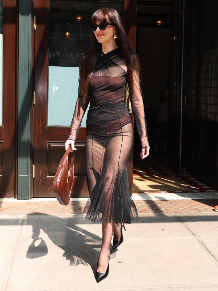 Không chỉ trong sự kiện, đời thường cô cũng yêu thích những thiết kế trong suốt. Mặc quần jeans hay váy midi, cô đều ưu tiên sử dụng giày cao gót. Theo WWW, kiểu giày này giúp người dùng trông thanh lịch hơn so với những loại giày dép. Ảnh: Backgrid