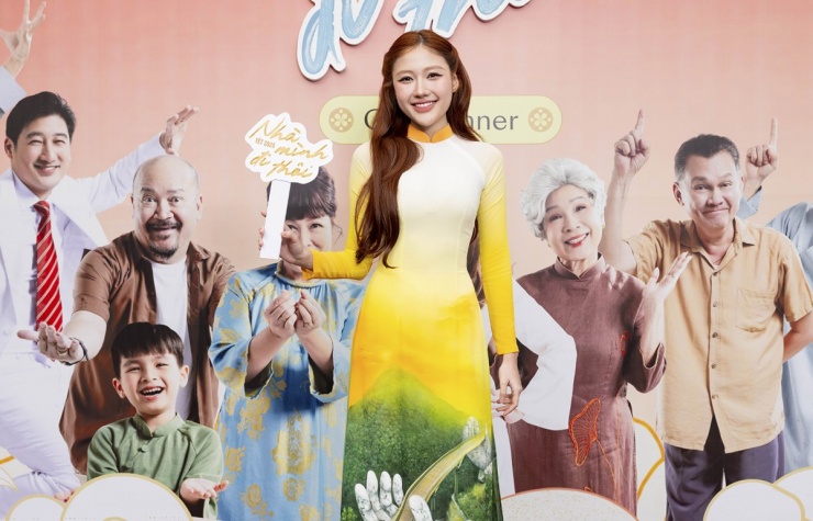 Uyển Ân diện áo dài nền nã góp mặt ở sự kiện điện ảnh tổ chức tại TP HCM. Diễn viên cho biết thời điểm đóng 'Nhà mình đi thôi' năm 2025 cô còn khá mũm mĩm do ăn uống thoải mái, không kiêng cữ. Sau khi tác phẩm đóng máy Uyển Ân chăm chỉ tập luyện kết hợp ăn uống khoa học để giảm cân, 'lột xác' hình ảnh.