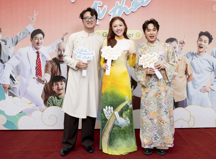 Uyển Ân và Con Cò Đây chụp ảnh với đạo diễn Trần Đình Hiền trên thảm đỏ. Em gái Trấn Thành cho biết năm nay cả cô và anh trai đều có phim Tết ra rạp nhưng hai nghệ sĩ thấy thoải mái, không có cảm giác cạnh tranh.