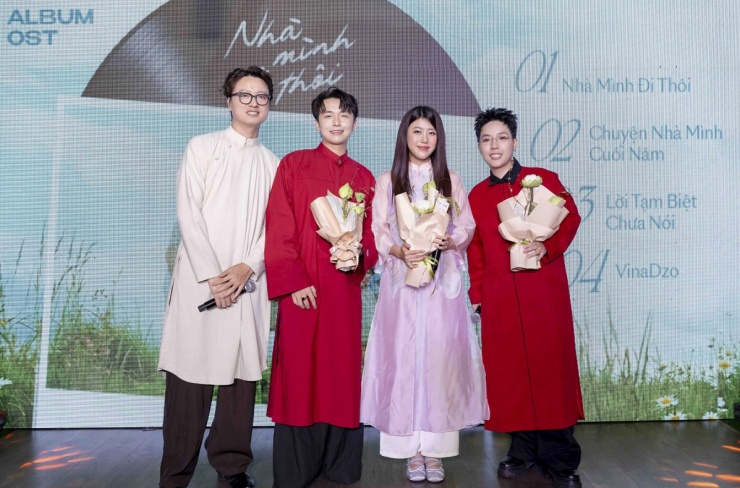 Từ trái qua: đạo diễn Trần Đình Hiền cùng êkíp thể hiện nhạc phim gồm ca sĩ VinaHuy, Pia Linh, nhạc sĩ Kai Đinh tại buổi giới thiệu 'Nhà mình đi thôi'.