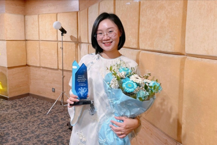 Chị Hoài Thịnh - Trưởng nhóm PR của 5S Media nhận biểu trưng vinh danh bộ phận vượt KPI doanh thu năm 2025.