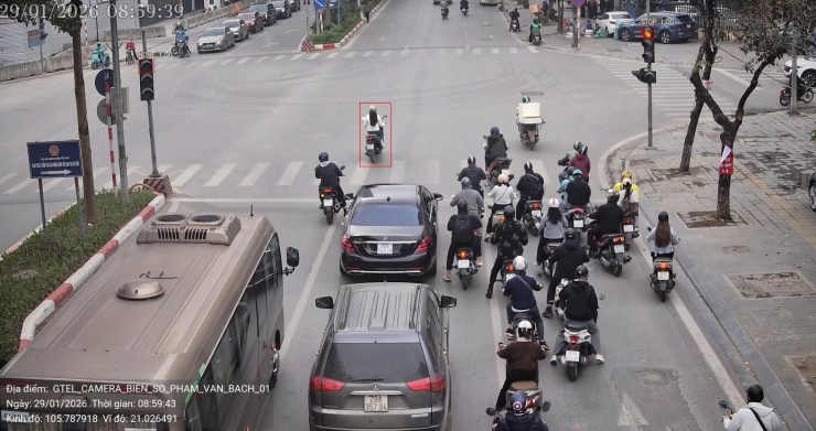 Camera AI ghi hình người đi xe máy vượt đèn đỏ. Ảnh: Cục CSGT