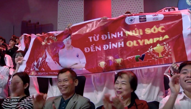 Khán giả cổ vũ Trung Đức - nam sinh "từ đỉnh núi Sóc đến đỉnh Olympia".