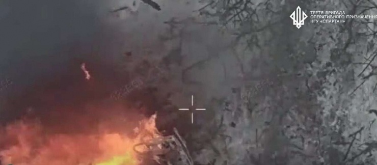 Một phương tiện quân sự của Nga bốc cháy sau khi bị máy bay không người lái của Ukraine bắn trúng trên mặt trận Pokrovsk. Ảnh chụp màn hình video do Lữ đoàn Spartan cung cấp/Euromaidanpress