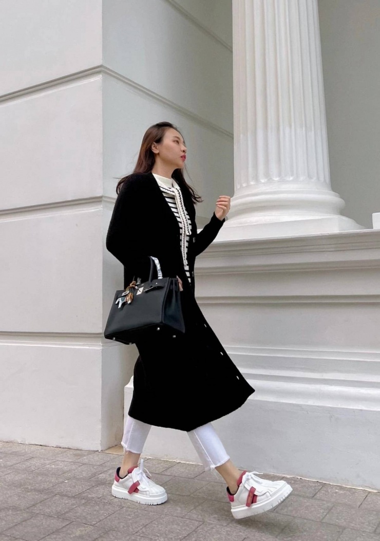 Ngoài phiên bản mới, bà xã Cường Đô La còn sở hữu mẫu Birkin 25 Togo Black Palladium Hardware với mức giá tương đương.