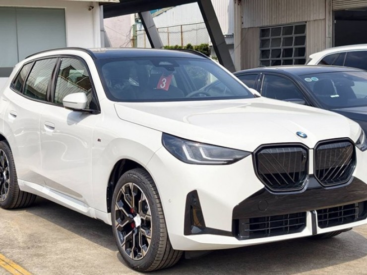 BMW X3 phiên bản mạnh nhất cập cảng Việt Nam