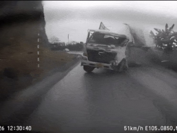 Xe tải mất lái trên đèo Đá Trắng, né 4 phương tiện trước khi lật ngang