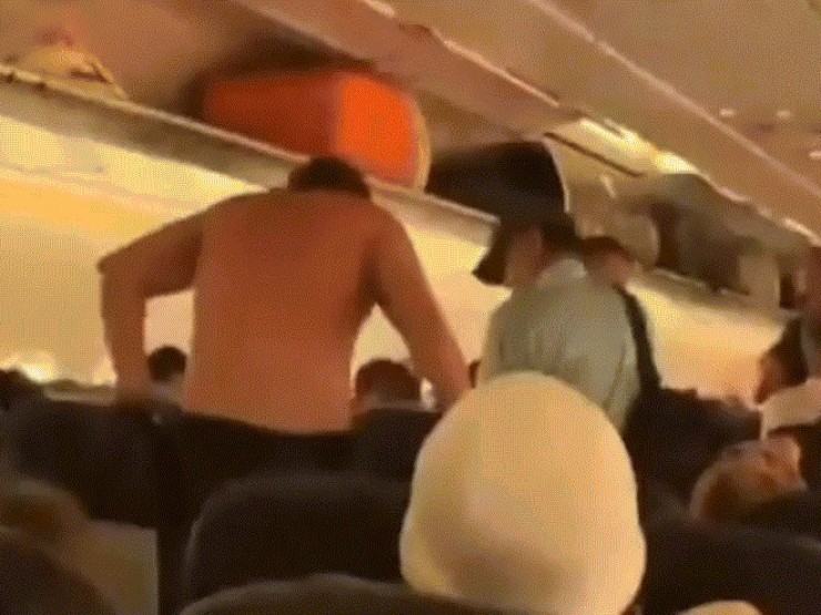 Khách Tây cởi đồ, dọa nhảy khỏi máy bay từ Nha Trang đi Thái Lan